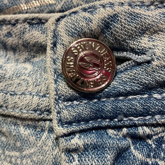 Seven7 Floral Light Wash Denim Shorts Silver Accents 7" inseam size 4 11198 - Picture 3 of 8